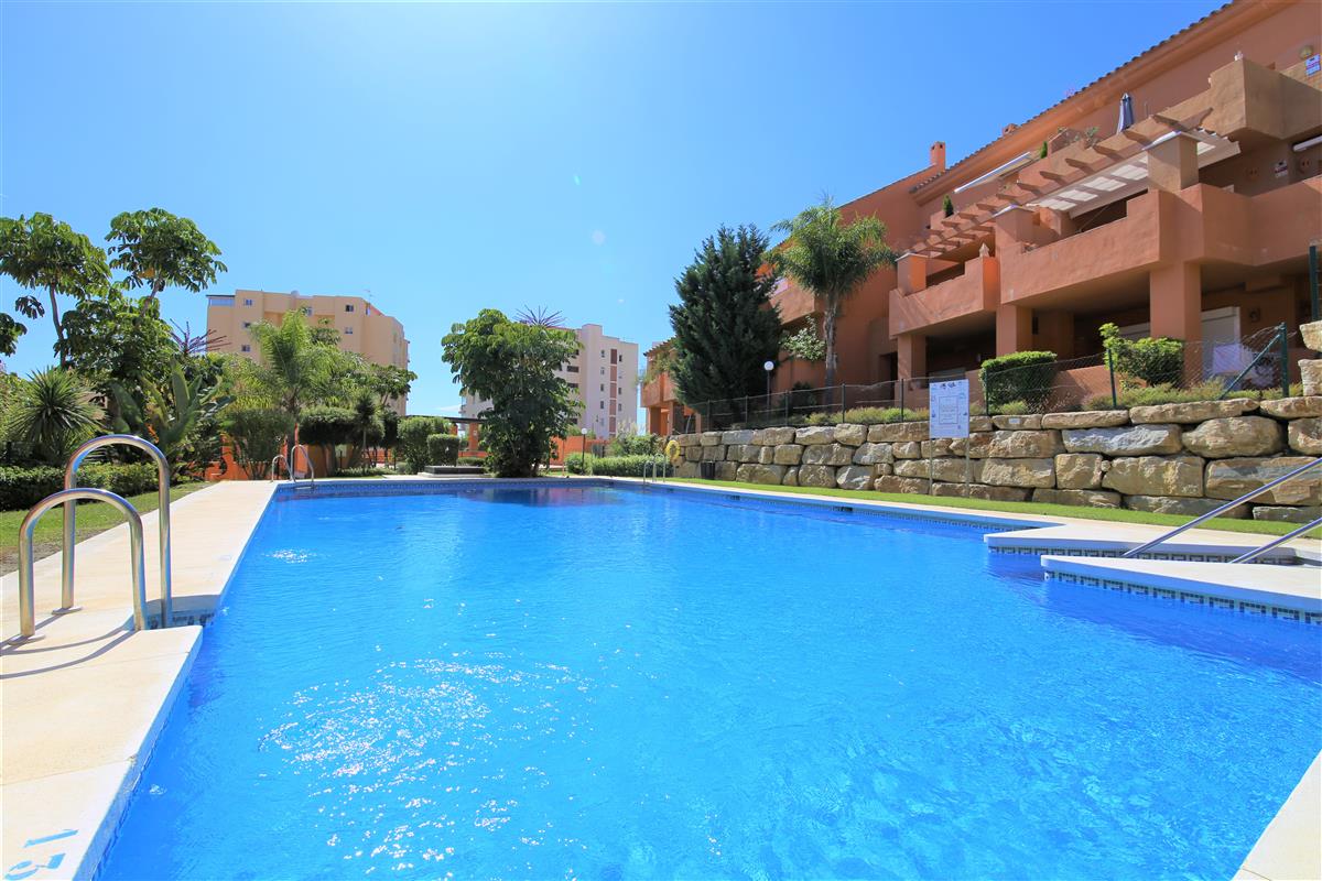 zwembad_community_swimming_pool_with_communal_sunloungers_available LaFragata Estepona